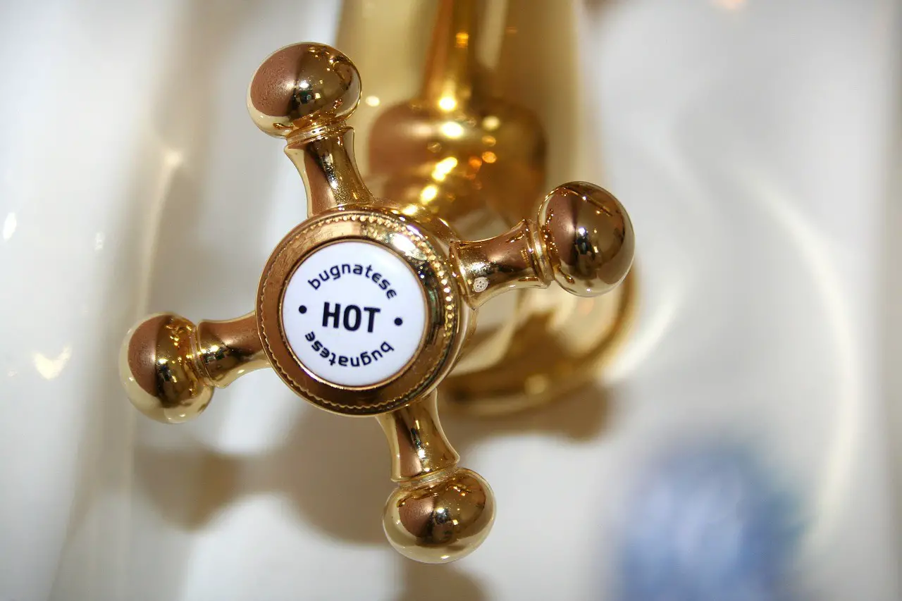 Hot water cistern