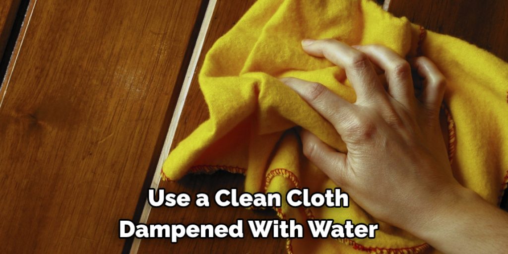  Use a Clean Cloth  Dampened With Water