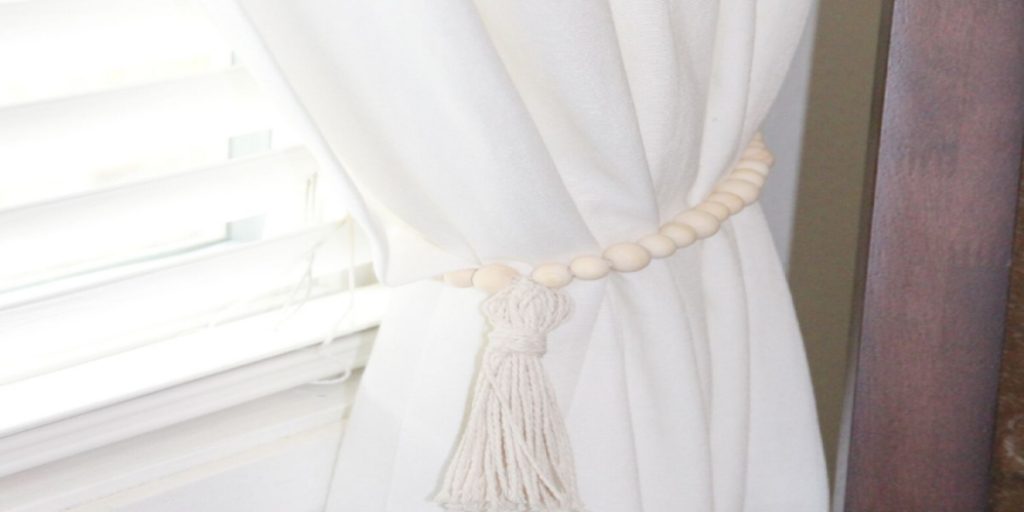 How to Make Curtain Tie Backs With Beads