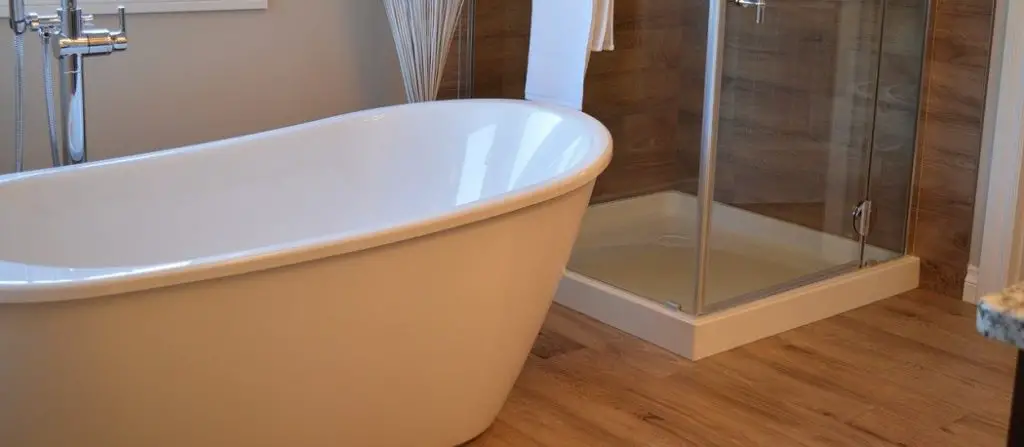 How to Remove Nail Polish From Bathtub