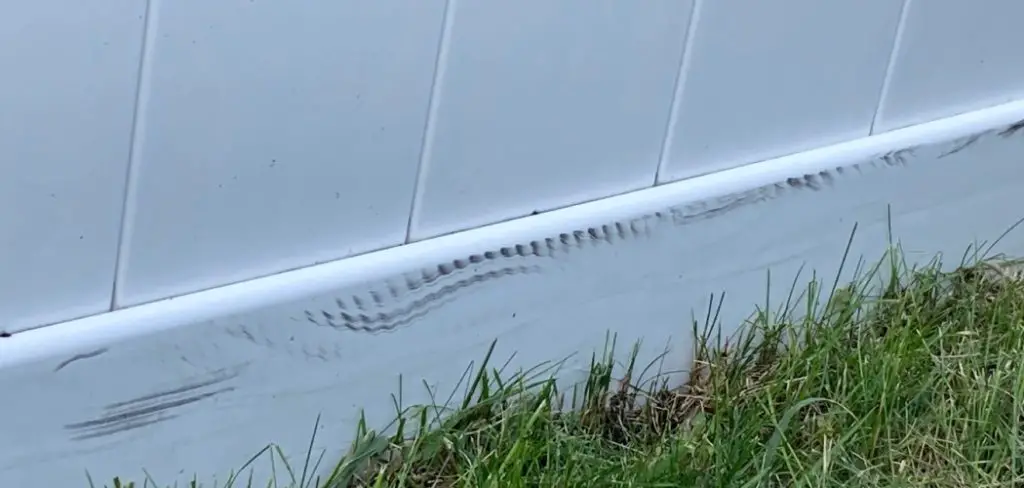 How to Remove Tire Marks From Vinyl Fence