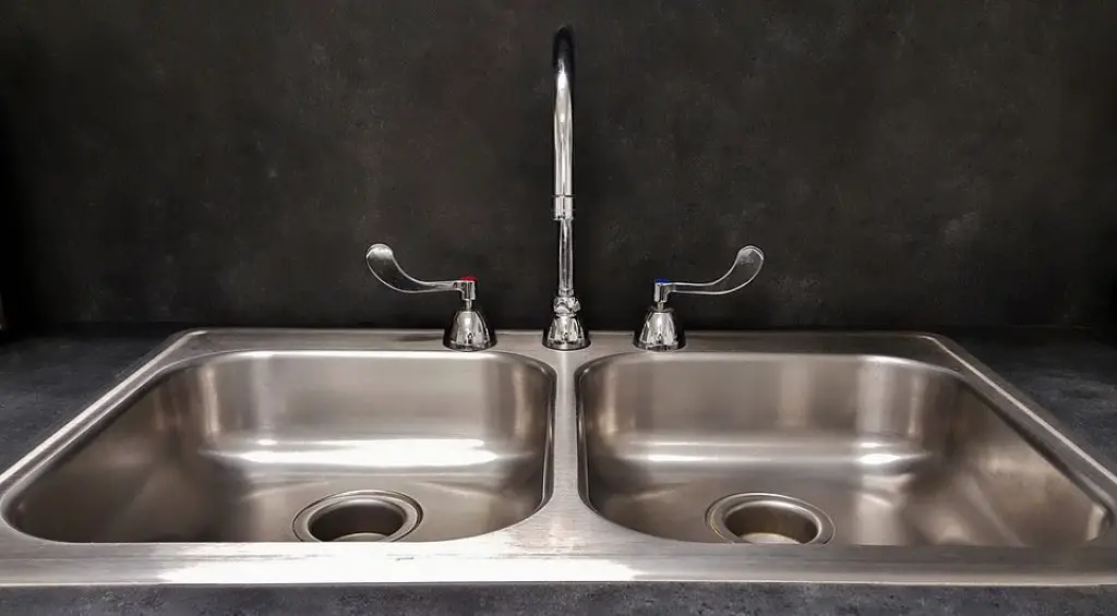 How to Tighten a Sink Faucet