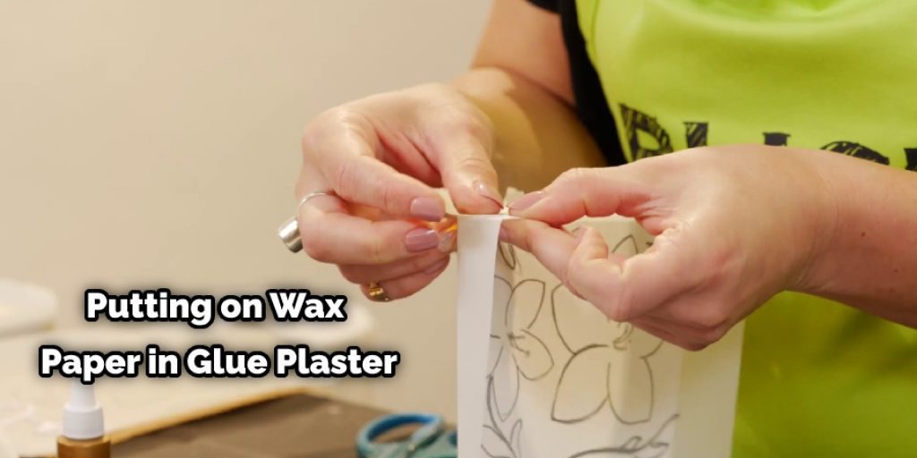 Putting on Wax Paper in Glue Plaster