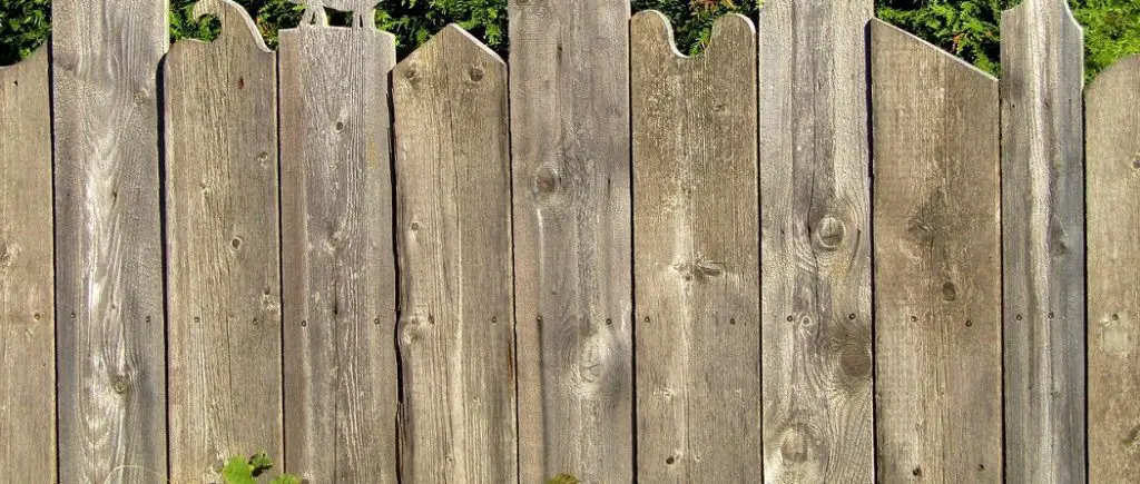 How to Fill Gaps Between Fence Boards