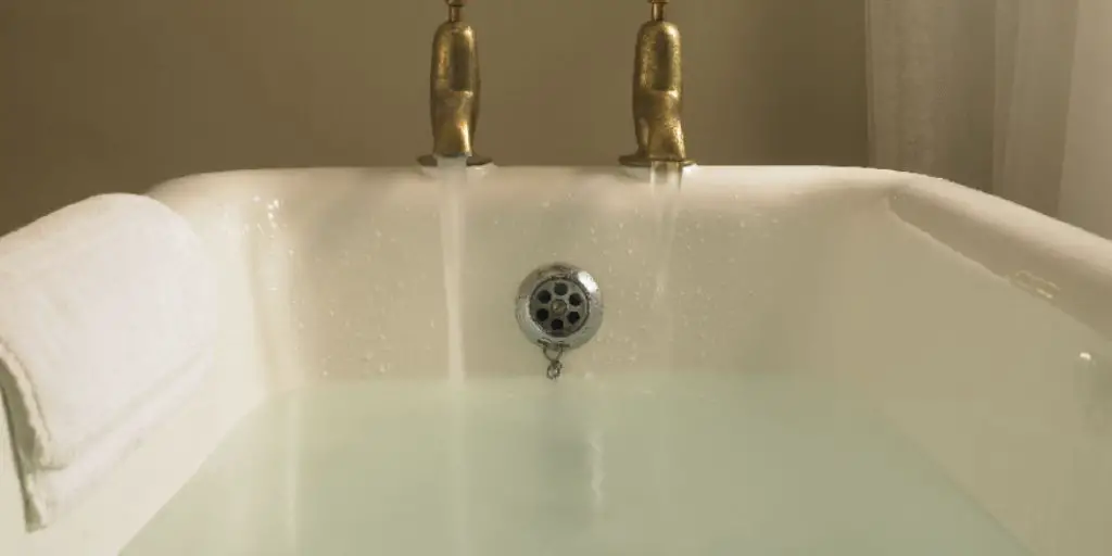 How to Stop the Overflow Drain in a Bathtub