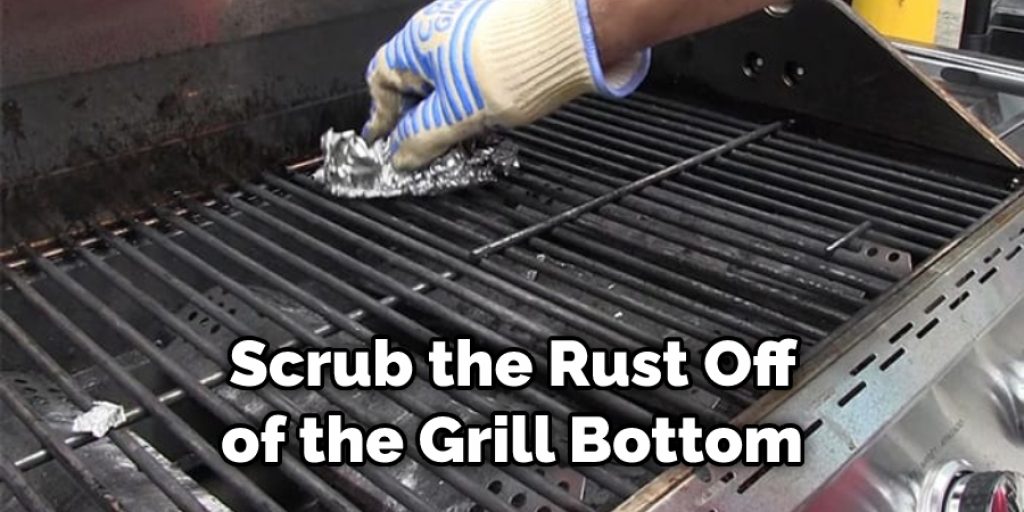 Scrub the Rust Off of the Grill Bottom