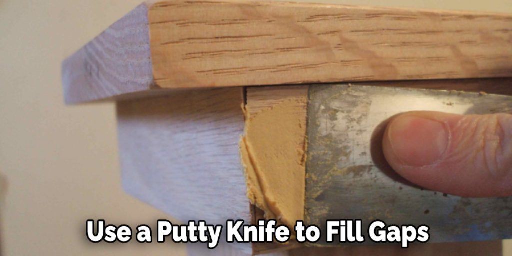  Use a Putty Knife to Fill Gaps