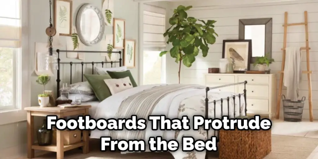 Footboards That Protrude From the Bed